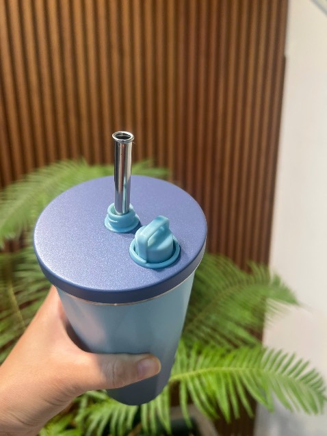Ly giữ nhiệt nhỏ xinh, màu đẹp, mà tiện cái là thiết kế cái ống hút rất tiện nha, khi mình ko dùng nữa thì có cái nắp đậy, tha hồ di chuyển, để mua thêm cái dây quai xách của xốp nữa . Mua ly này về chăm uống nước hẳn 🥰