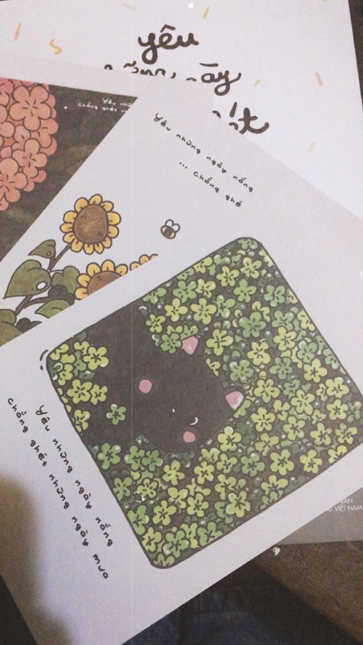 Sách của anh chú nhà tui thì xinh với xịn khỏi phải bàn rùi, mở ra sách thơm cực lun í, postcard cũng đáng iu lắm
Chữ ký xinh lắm lun, lại còn màu xanh lá tui thích nữaaaa
Nhưng khâu xử lí hàng hơi lâu với cả đóng gói hơi sơ sài, sách của tui còn bị bẩn 1 chút ở gáy😢