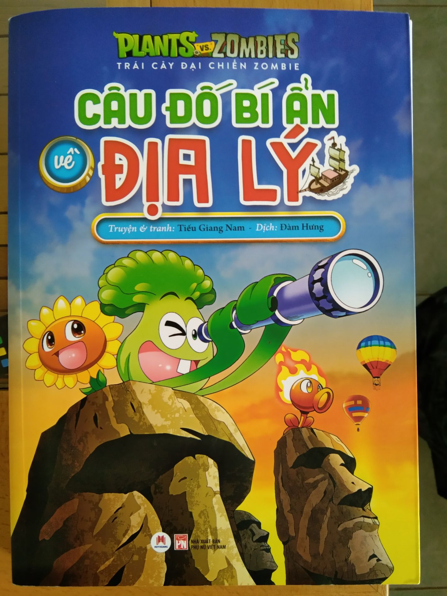 bé trai 9 tuổi đọc say sưa, rất thích và bé đang xin mẹ mua cuốn khác.