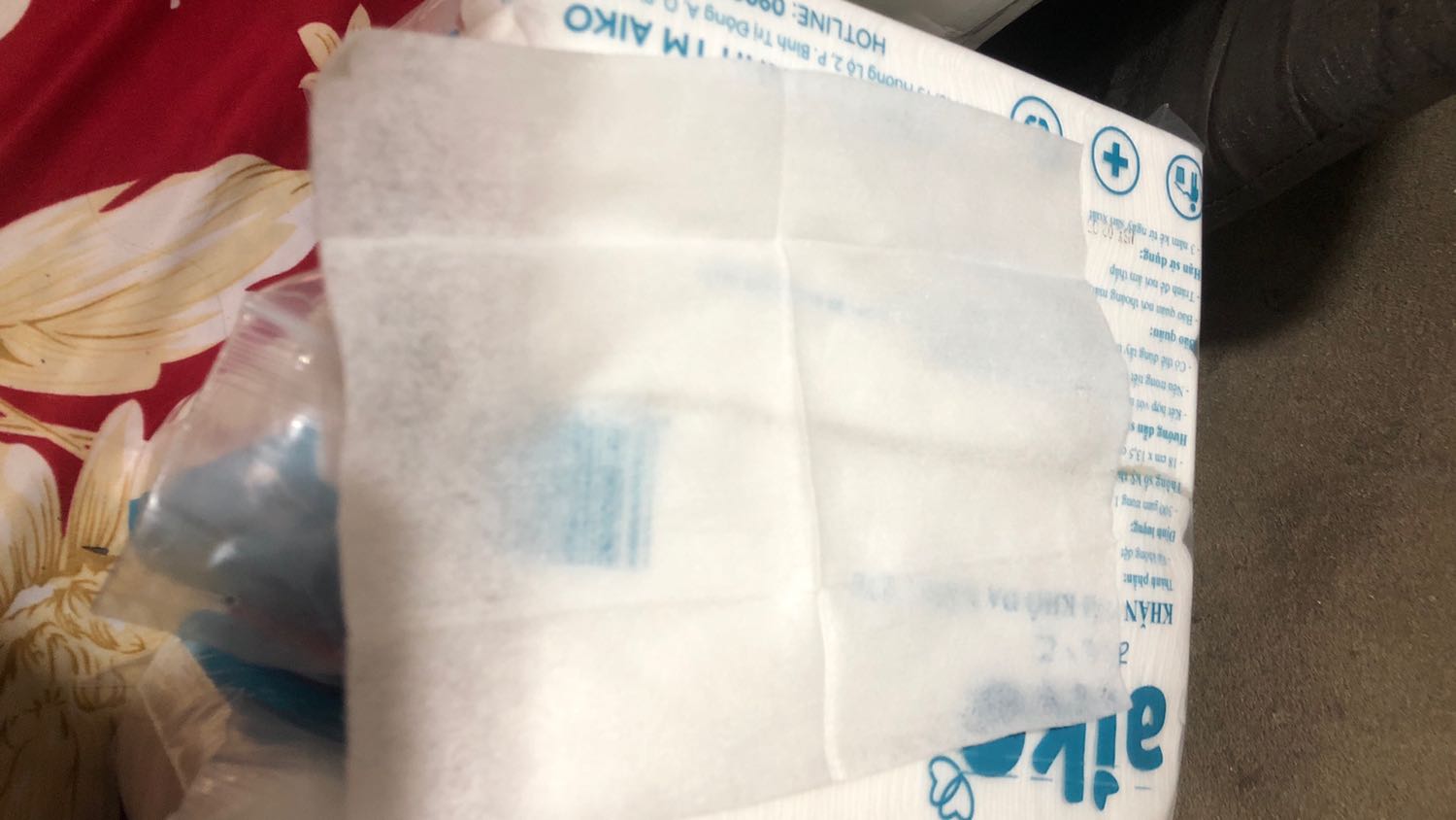 Miếng vải có tí xíu. Mốt chụp quảng cáo nhớ chụp gần bảng kích thước của sản phẩm nhé. Kích thước có 18cm với 13,5. Quá nhỉ