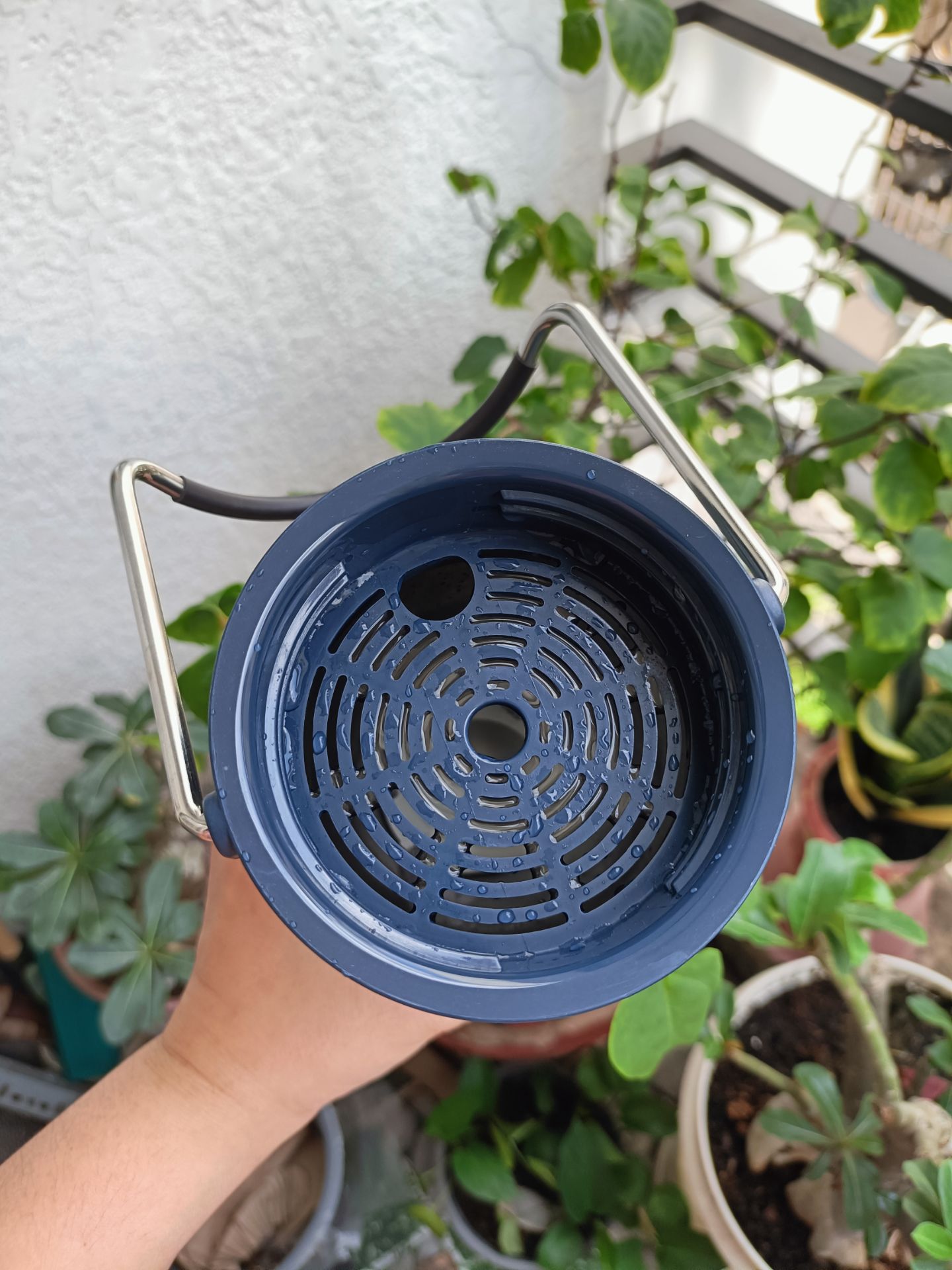 kiêủ dáng lịch sự sạch đẹp, có tai xách tiện lợi gọn gàng, lớp nắp trong có chỗ cắm cả 2 bên ống hút. có điều quảng cáo đổ ko chảy mà mình máng xe chạy xốc tưng xuống sàn xe chảy một ít.