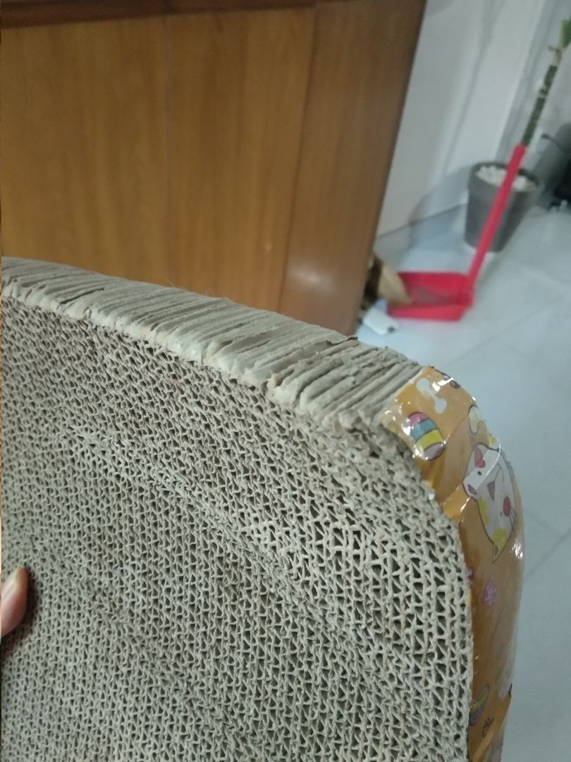 Không biết là do vận chuyển hay do hàng không tốt mà mới nhận được móng cào đã có một đầu bị méo và có vẻ bong tróc