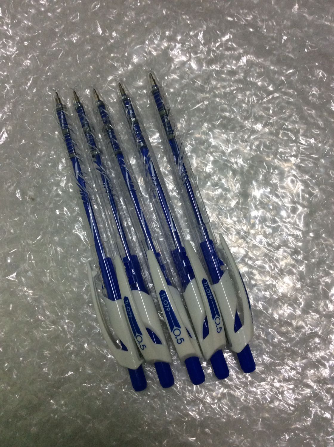 Bút này gắn liền với thời còn đi học của mình rồi. Sản phẩm rất chất lượng. Giá tốt. Shipper giao hàng rất nhanh. Sẽ ủng hộ Thiên Long và Tiki ạ.