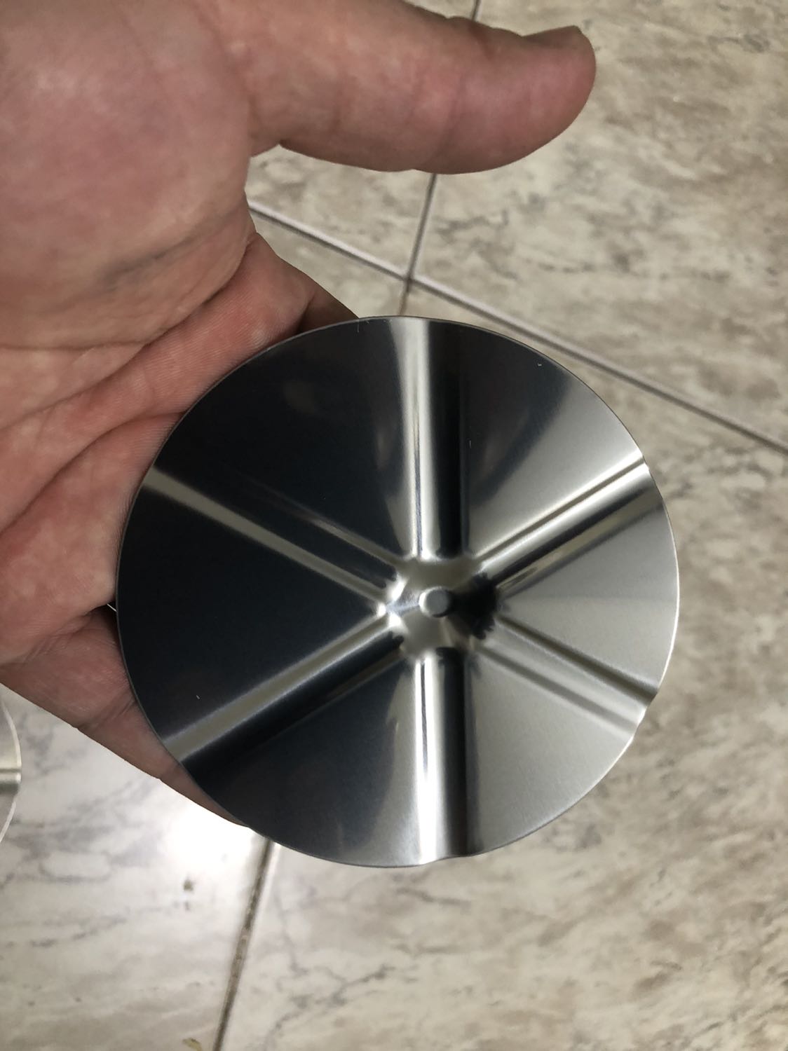 Sản phẩm làm quá tệ . 
- Tiền nào của đó thì ok nhưng ít ra cũng nên mài cho nhẵn tránh làm đứt tay ng sử dụng chứ , chạm nhẹ vào khuôn là đứt vết cắt nham nhở như *** gặm . Tiki nên xem lại cách lựa trọn nhà cung cấp . Đừng để quá nhiều nhà *** kiểu này khách hàng quay lưng lúc nào ko biết đâu . Sản phẩm thì dơ han rỉ sét .