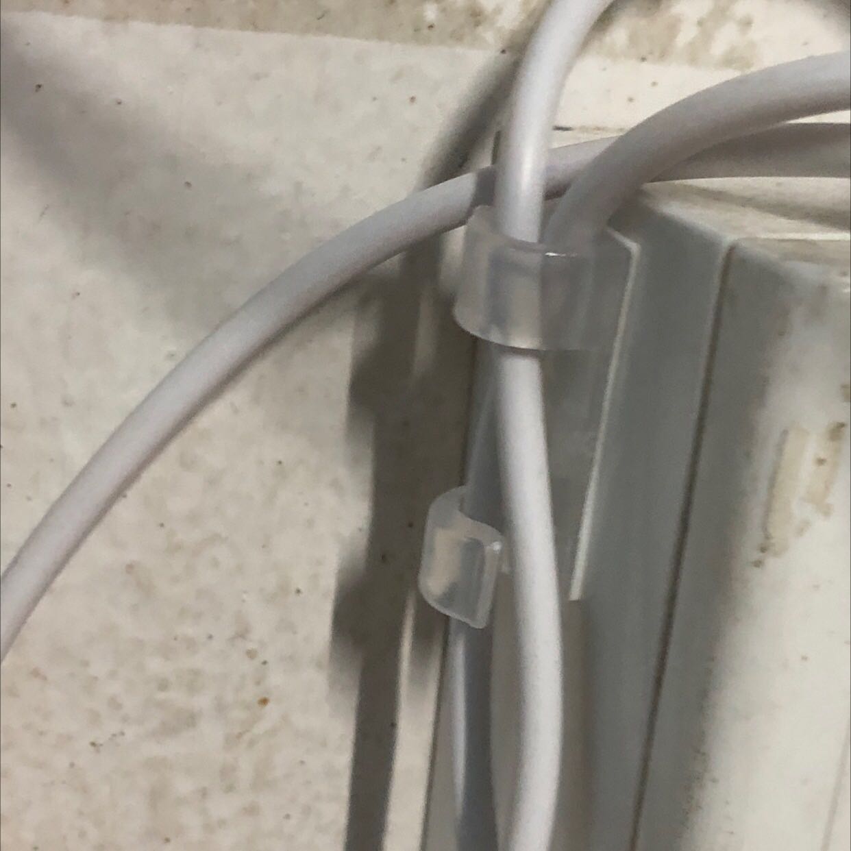 Sp hữu ích.
dùng dính ở bề mặt trơn nhẵn thì tốt, dính lên tường sơn nhanh bong.