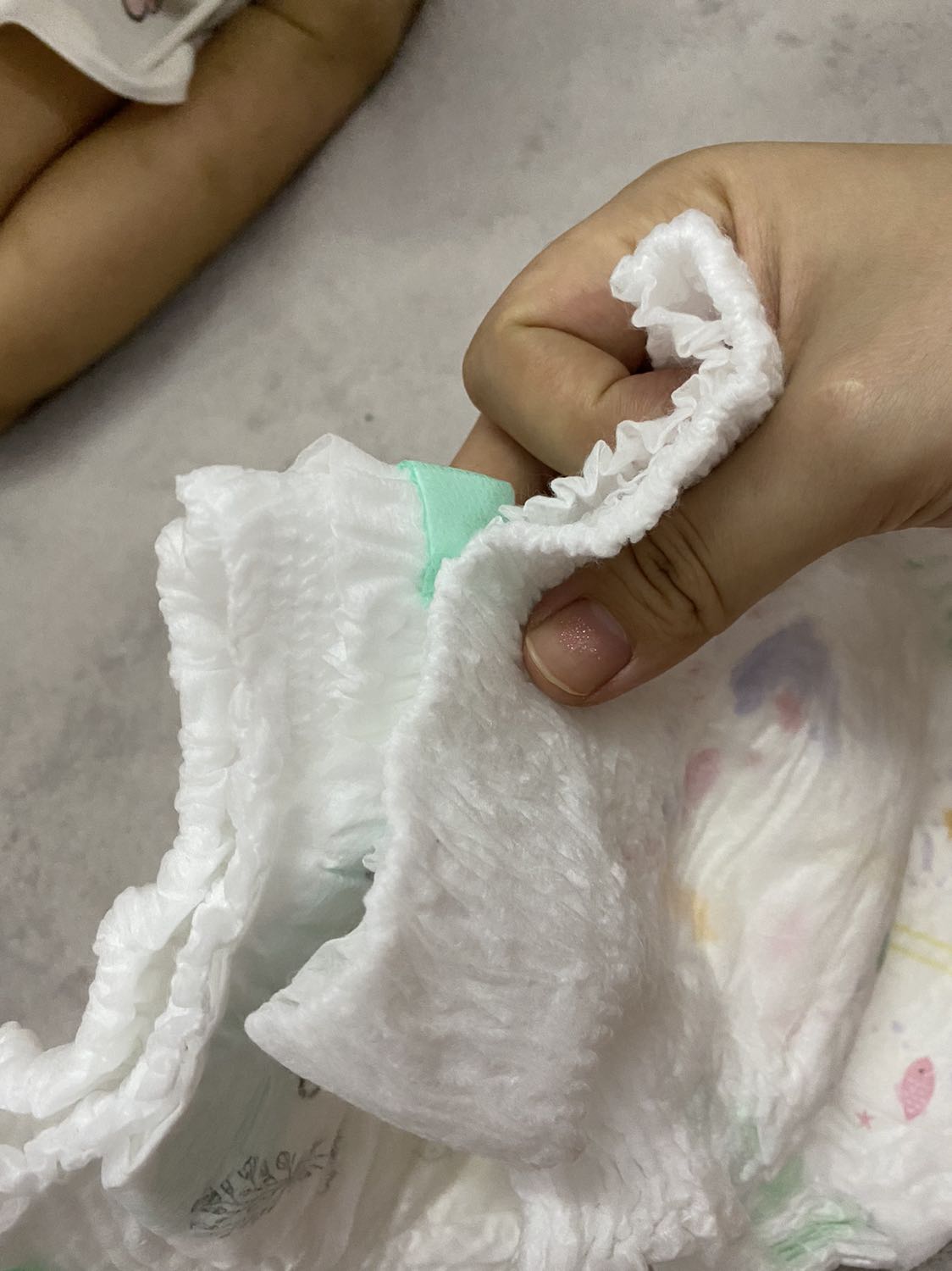 Moony trắng mình thấy dày ngang ngửa moony xanh và phom ngắn hơn, điểm cộng là mình thấy mềm hơn thôi. Sẽ quay lại xài moony xanh