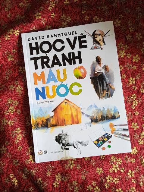 Sách in màu khổ to, dàn trang chia cột xen kẽ ảnh minh hoạ và dùng font chữ không chân nên hơi giống tạp chí. Nhiều kiến thức hay cho người muốn tìm hiểu về những thứ làm nên bức tranh màu nước. Phần đầu sách giới thiệu về chất liệu giấy, chất liệu màu, tác động của nước, nét cọ... Phần sau có các ví dụ vẽ theo một số chủ đề thường gặp. Phù hợp với độc giả lớn học vẽ nghiệp dư vừa đọc vừa học thực hành trên lớp.