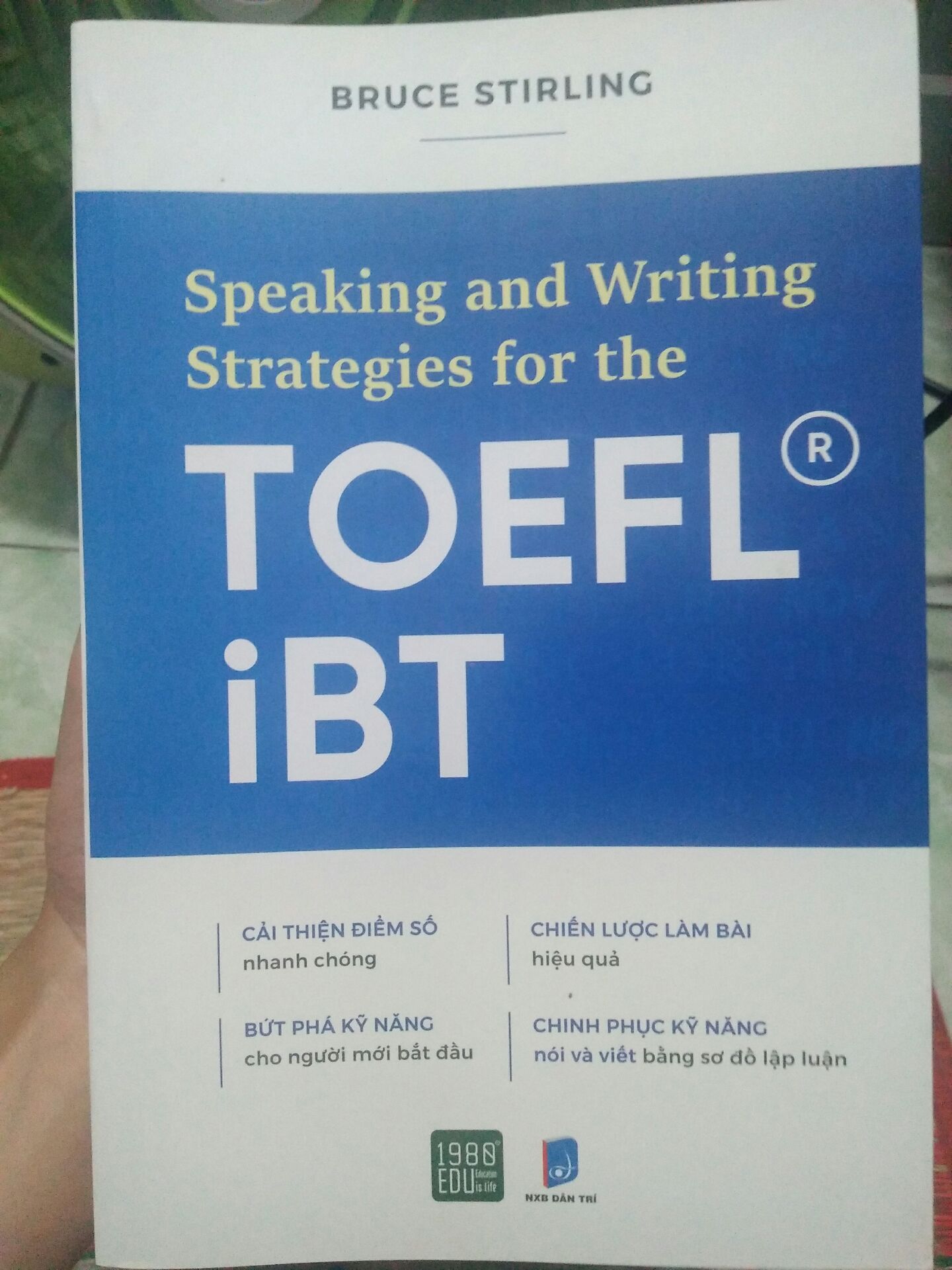Quyển này mình mua trong hội sách, thấy giảm giá quá chừng nên mua (30k). 
Sách có giấy ngả vàng, khổ to, dày, đẹp. File nghe thì chịu khó lên web tải về, sau sách có hướng dẫn. Mà file nghe 36 tracks tương ứng 36 bài tập ở sau sách thôi, mình cứ tưởng là file nghe audio book ?
Mình mua vì khi ấy giá bé nó rẻ, với lại mua cho đủ đơn. Tiếng Anh mình trung bình, nhưng cách viết của tác giả không quá hàn lâm đâu. Sách xb 2019.
Sách này mình chưa đọc xong, chỉ review đến đây. 
Yêu hội sách Tiki, cảm ơn ?