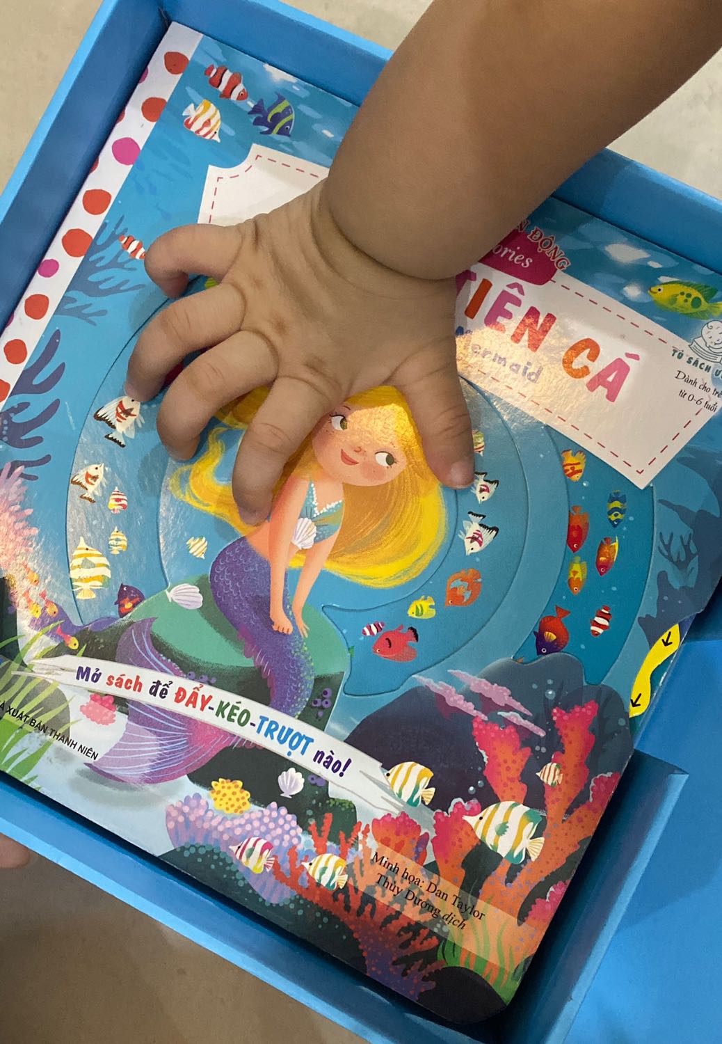 Bộ 4 cuốn được bỏ trong hộp đẹp và có nam châm hít, bé xem xong dễ dàng bỏ cất gọn gàng. Truyện hơi ngắn gọn, thích hợp mấy bé nhỏ nhỏ thôi.