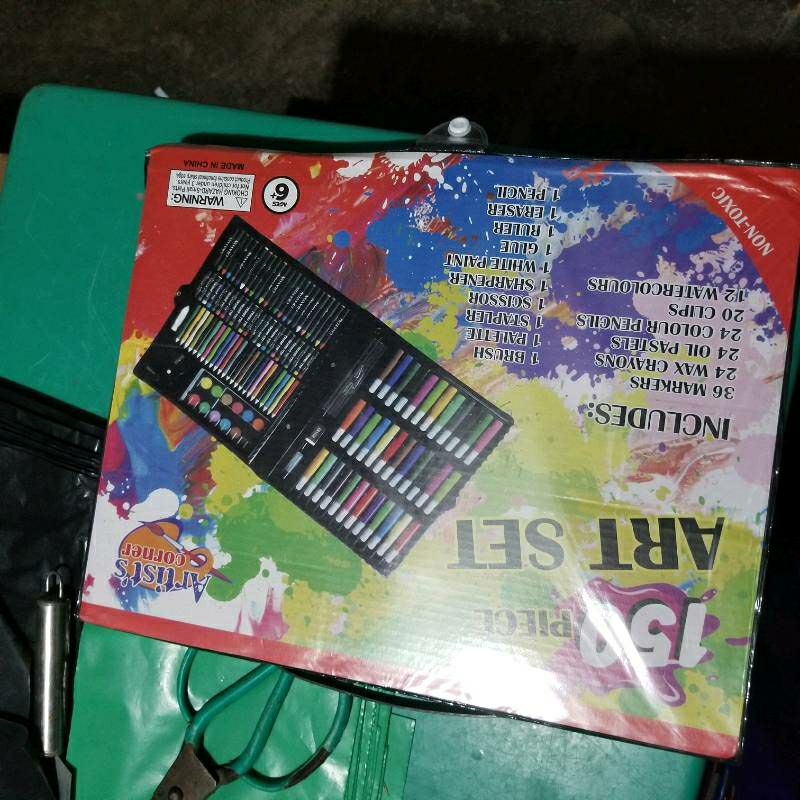 nhiều màu quá. mà giá lại quá hời luôn. màu tốt k bị bở, to lên rất đập. có đủ loại bút màu rất tiện cho bé nhiều màu quá. mà giá lại quá hời luôn. màu tốt k bị bở, to lên rất đập. có đủ loại bút màu rất tiện cho bé