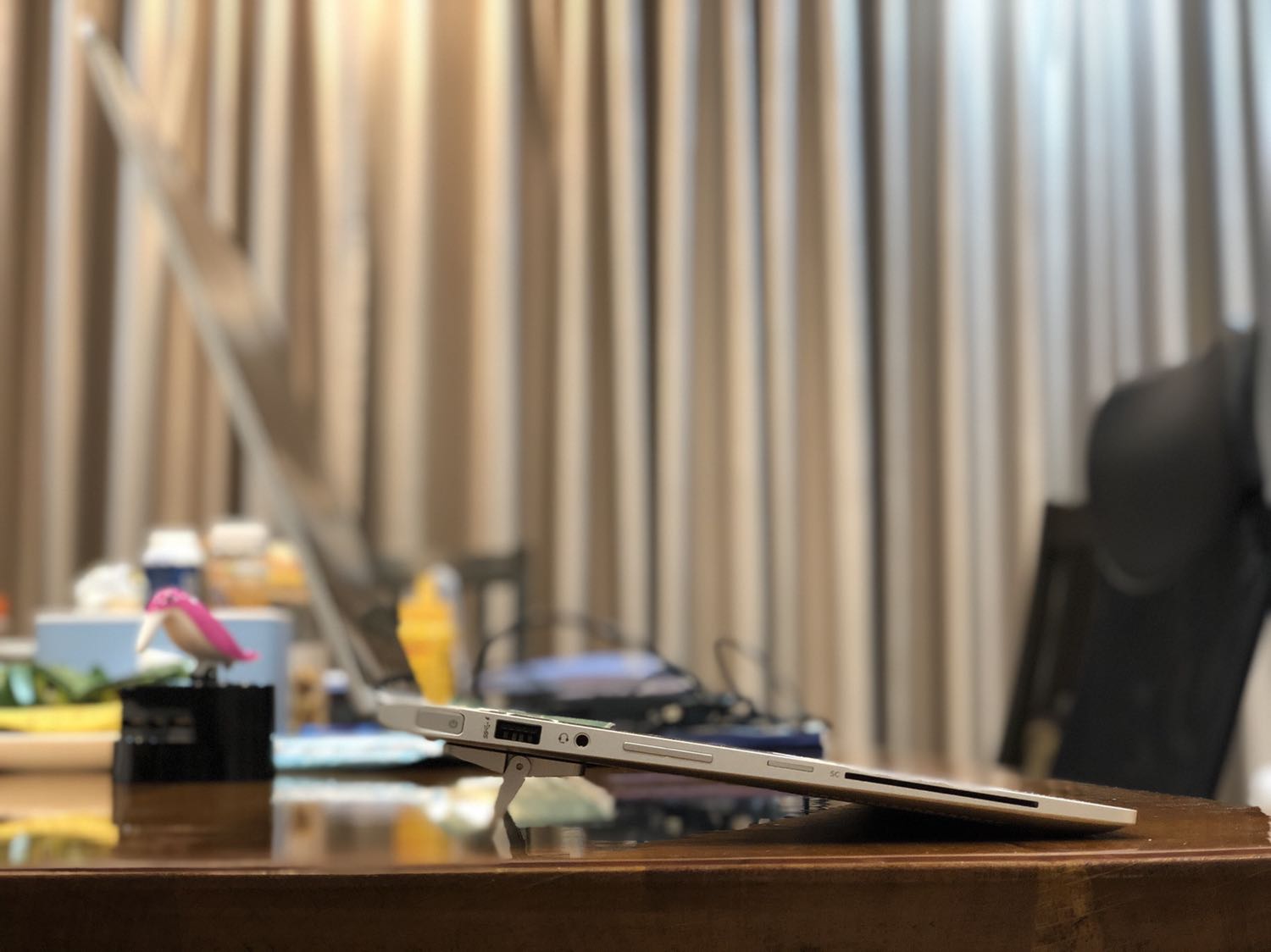 Màu sắc, kiểu dáng đều hợp với máy. Đế dán chắc chắn, không rơi rớt hay trơn trượt. Góc nghiêng vừa tầm để gõ bàn phím, cảm giác dễ chịu hẳn. Đặc biệt giúp tản nhiệt tốt. Máy không chạm mặt bàn gây nóng, trầy xước đế máy.