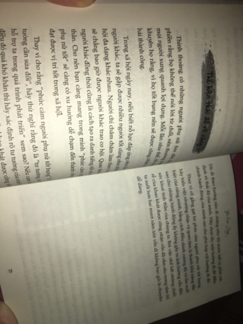 Mình mới nhận được hàng tối hqua, tiki giao hàng nhanh cực kì, đặt mà trong 1 hôm đã giao luôn r. Sách đẹp, nhưng bàn về nội dung thì thực sự mình thấy không ưng lắm. Mình mua nó khi bản thân đang có chuyện và cần sự an ủi. Đọc tiêu đề và tên mục nd khá hay nên mình đặt mua. Tuy nhiên khi đọc mình lại có cảm giác như học sinh viết bài nghị luận văn mẫu vậy. Nội dung làm chưa tới, khá nông và không có gì đặc sắc, đa phần toàn những lời khuyên sáo rỗng, ai cũng biết rồi. Lâu lắm mới mua lại selfhelp để đọc mà thiết nghĩ chắc sau này nên lựa sách cẩn thận hơn, chứ không chỉ nên đọc tiêu đề để mua