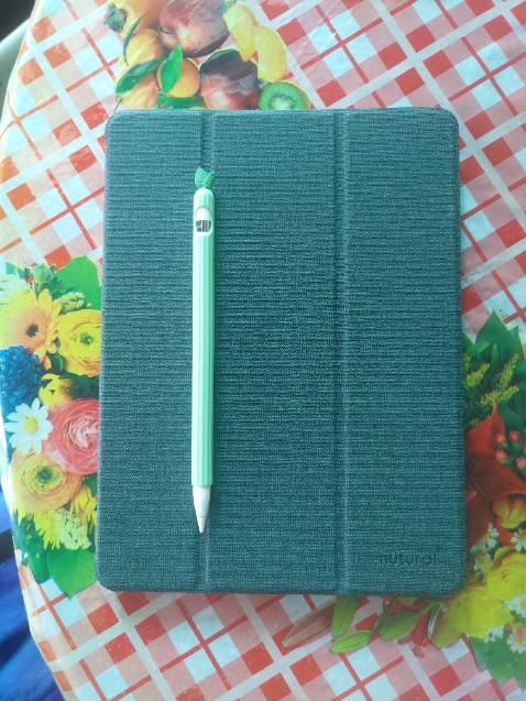 Điểm tốt: Ốp rất dày dặn và chắc chắn. Có thêm cả chỗ để cổng sạc lightning cho apple penncil 1 nữa nên khá tiện lợi
Điểm trừ: mình không thích màu xanh này lắm. Phải có màu sáng hơn tí thì okie. Vì khá là dày dặn nên nó cũng khiến trọng lượng của ipad nặng hơn tí. Lúc chưa mua ốp thì cái ipad 10.2 của mình khá nhẹ. Có ốp vào thì cầm nó sẽ nặng tay hơn một tí đó.