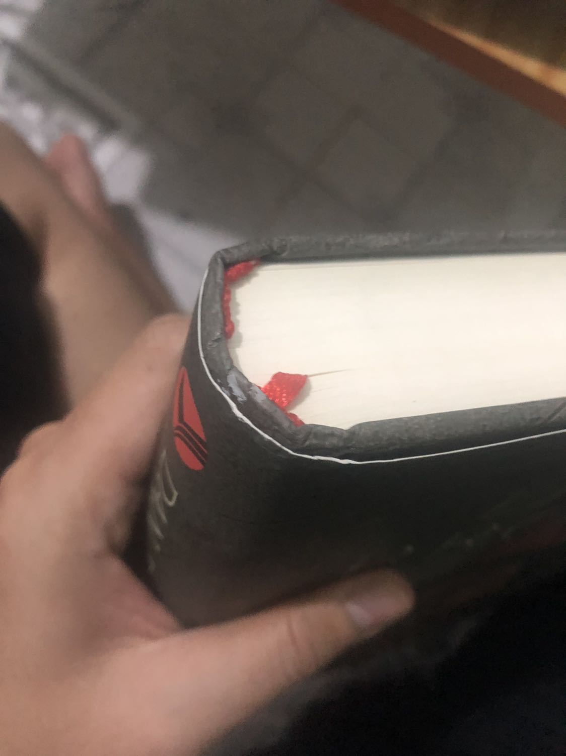 Nhà bán bán sách cũ? Sách nhận về bị dập gáy, nhăn, móp mà vẫn bán theo giá bìa như sách mới? 

Tiki giao hàng nhanh.