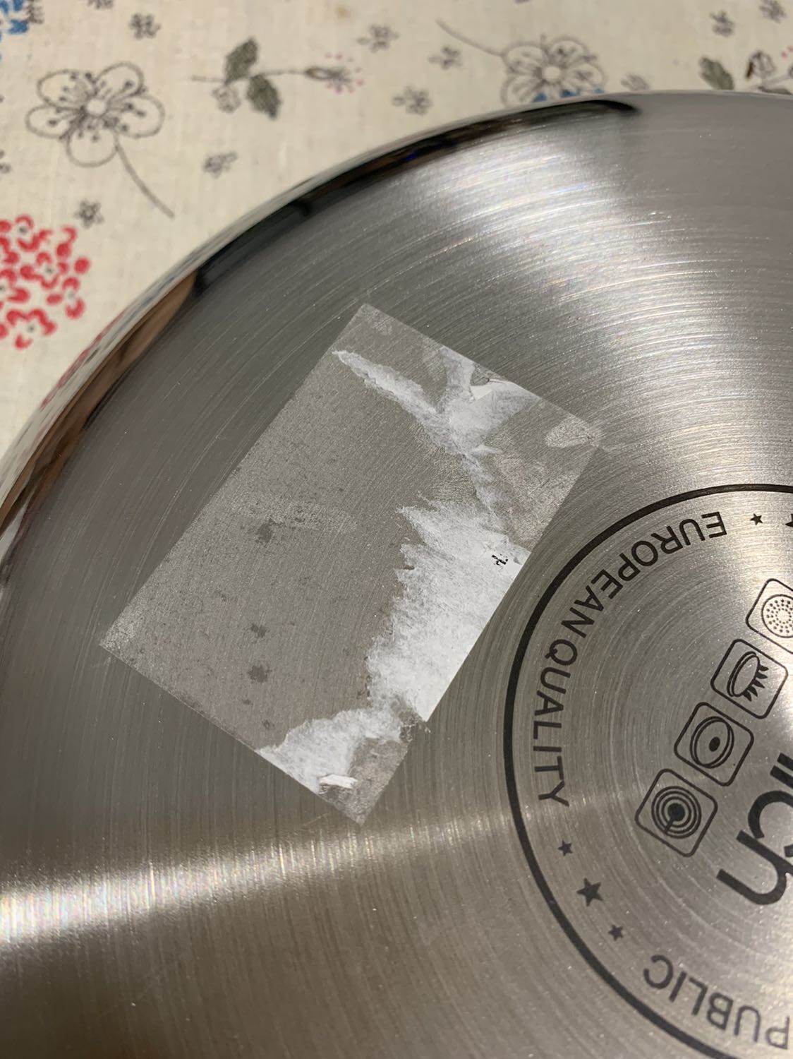 Bên ngoài nồi sáng bóng như gương, bên trong nồi bề mặt nhám, có mức nước in sẵn trong nồi (1L, 1.5L, 2L...). Nồi 26cm bự ghê luôn, dùng luộc gà/ nấu cháo/ bún hay dịp gì chứ bình thường dùng 2 nồi nhỏ thôi ?
Về thiết kế: nhìn không đẹp bằng bộ nồi Hafele nhưng cũng ok.
Điểm cộng: dày, nặng cầm chắc tay, nấu nhanh sôi, giữ nhiệt lâu
Điểm trừ: keo dán nhãn dỏm ghê á, dùng các mẹo để lấy ra mà vẫn còn dấu,? làm mất thẩm mĩ bộ nồi quá. Hãng nên đổi qua loại keo dán nhãn khác cho dễ bóc mà không bị dính keo lên nồi nha >