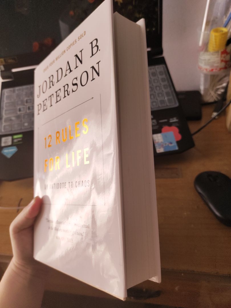 Sách mới. Bìa cứng như mô tả, tháo lỡp cover giấy thì bìa theo kiểu vintage và minimalism. 💯