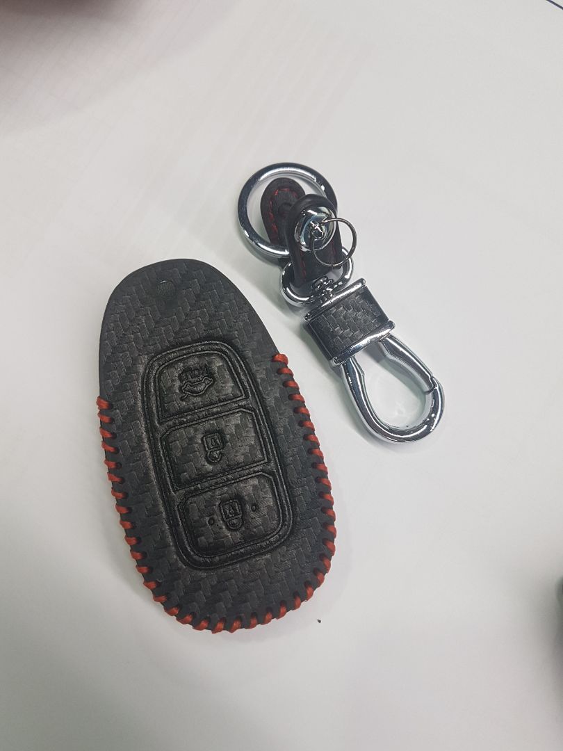 Sản phẩm và hình ảnh khác nhau hoàn toàn, màu da cho đến dg chỉ, móc khóa kiểu cách khác với trong hình ảnh. Nếu có nhiều mẫu thì hãy úp hình lên để khách hàng lựa chọn. Chứ hình 1 đằng giao hàng 1 nẻo. Làm tốn thời gian chờ đợi của khách hàng.