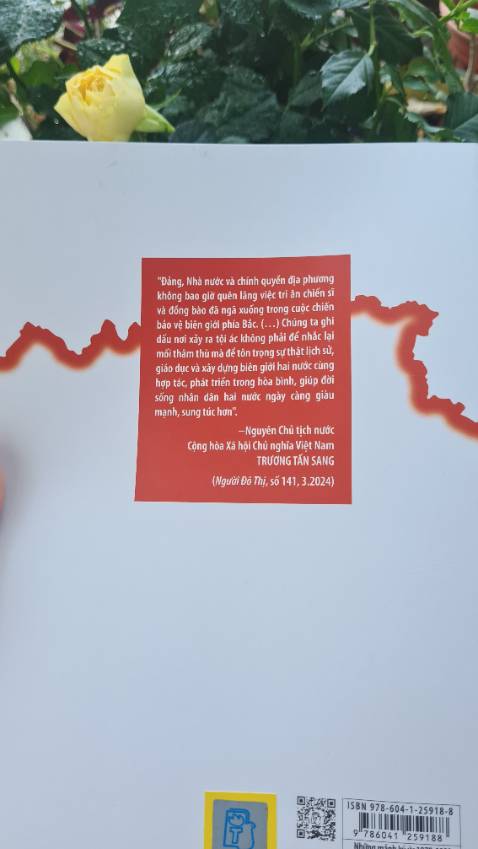 Cuốn sách được ghép bởi những mảnh ký ức của các chiến sĩ, y tá, lái xe, người dân, học sinh...đã trải qua những ngày tháng gian khó ấy. Càng thấm thía hơn câu nói: Từng tấc đất của Tổ quốc là máu xương của bao thế hệ đi trước.