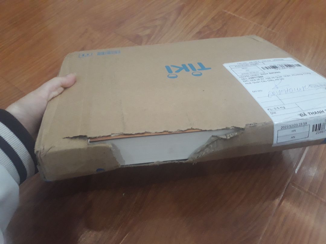 Ôi mặc dù chờ Dune đã lâu, cũng mong ngóng được đọc Xứ Cát rất nhiều nhưng em xin để lại 2 sao vì Tiki Trading đã khiến em đau khổ quá nhiều :") Đây không phải lần đầu mua hàng từ Tiki nhưng chắc cũng lần cuối thôi vì em hãi hùng quá :) Từ khi lao 1 mạch từ trên nhà xuống để nhận ship, em đã cảm nhận điềm không lành ngay từ khi thấy quả móp hộp rách thấy luôn trang. Bỏ qua vụ hộp, em dặn lòng mình "Thôi chắc chỉ cái hộp thôi" nhưng mà thật tình đâu phải thế 🤧 Cầm trên tay quyển sách mà nước mắt em rơi, móa quăn mép, gãy góc, bìa quăn, phần trắng thì bị bẩn, nói chung là y chang sách cũ 👁👄👁 Cứ tưởng có deal sách hời mà chất lượng như thế này thì thà ra hẳn Nhã Nam mua giá gốc còn hơn :) Chưa kể em còn ở ngay Hà Nội đã thế này thì tỉnh khác như thế nào thì khỏi nói ha :") Thôi tạm biệt Tiki, khóc xong rồi xóa app đây còn vấn vương gì nữa :") 

p.s: có lẽ nhìn ảnh có thể mọi người sẽ nghĩ em uầy con bé này drama ghê có mỗi tí thế cũng kêu nma đấy là do em vuốt hơn chục lần để cứu vãn em nó rồi 💔