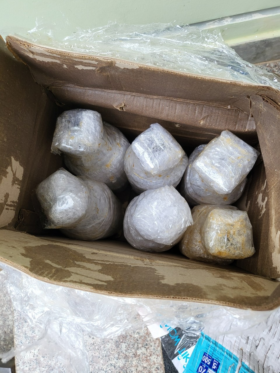 Đã dùng nước mắn nhiều năm và chưa lần nào giao hàng tệ như lần này cả. Bọc lót đầy đủ nhưng vờ tè le Đã dùng nước mắn nhiều năm và chưa lần nào giao hàng tệ như lần này cả. Bọc lót đầy đủ nhưng vờ tè le