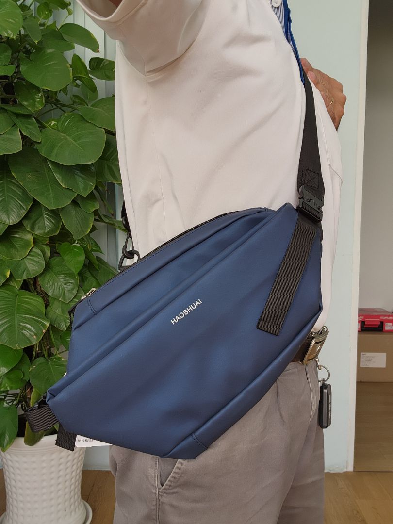 Mới nhận sp chưa dùng nhưng thấy chất liệu khá ổn, nhiều ngăn kéo- đúng hàng Tàu khựa Made