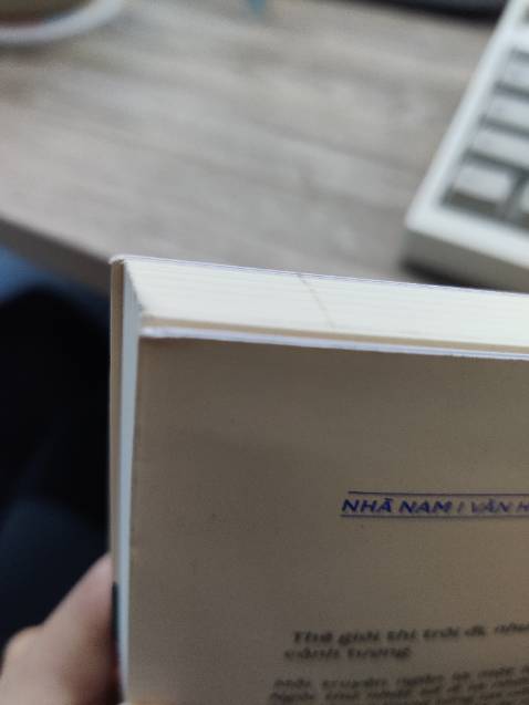 Tình trạng sách bị dơ, vài chỗ bị bám đen, cầm lên thấy bụi bám đầy bìa sách, sách như được lưu trữ trong môi trường ẩm mốc