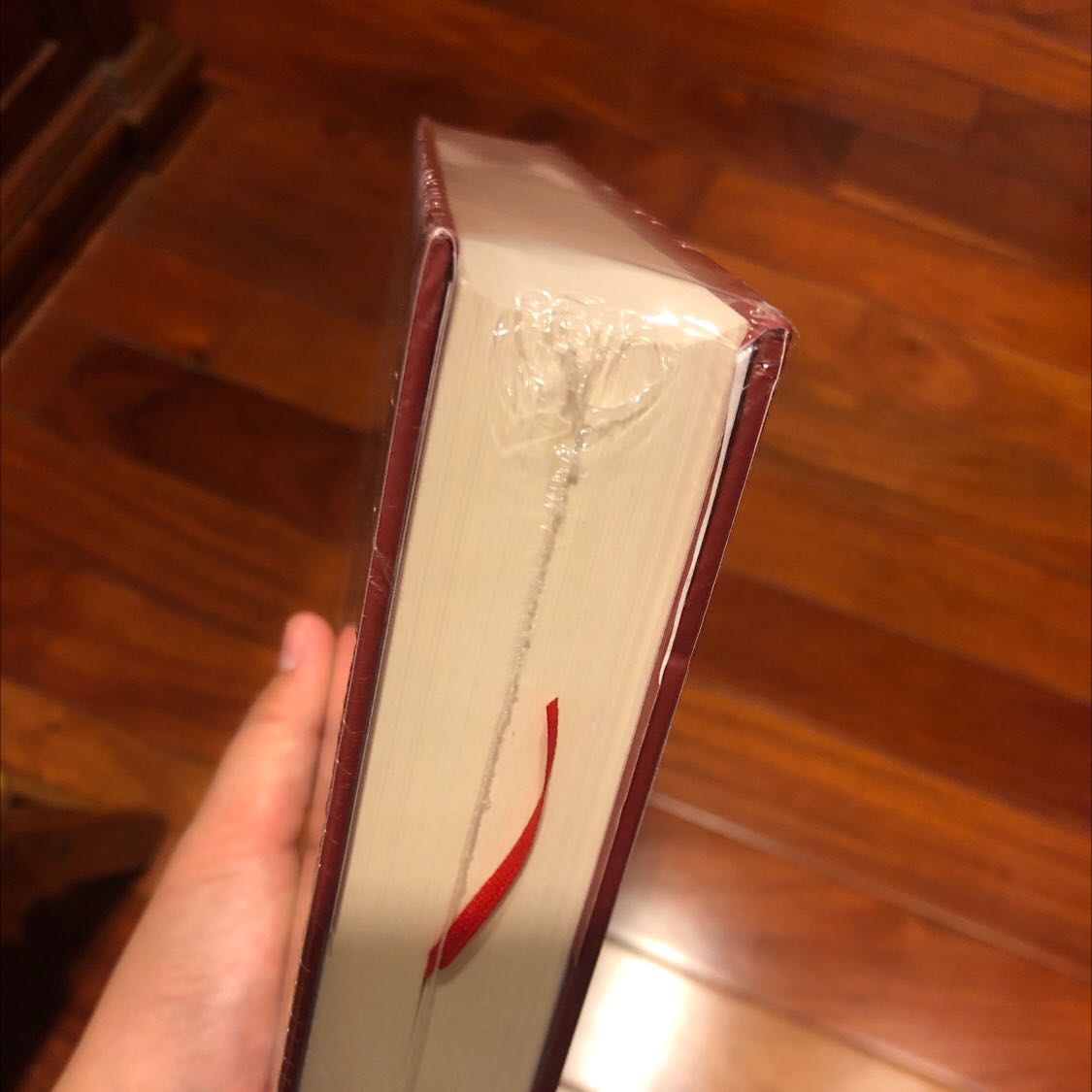 Sách đặt TikiNow nên được giao trong vòng 2 tiếng. Còn nguyên màng co, bìa cứng 4 góc nguyên vẹn đẹp tinh tươm.