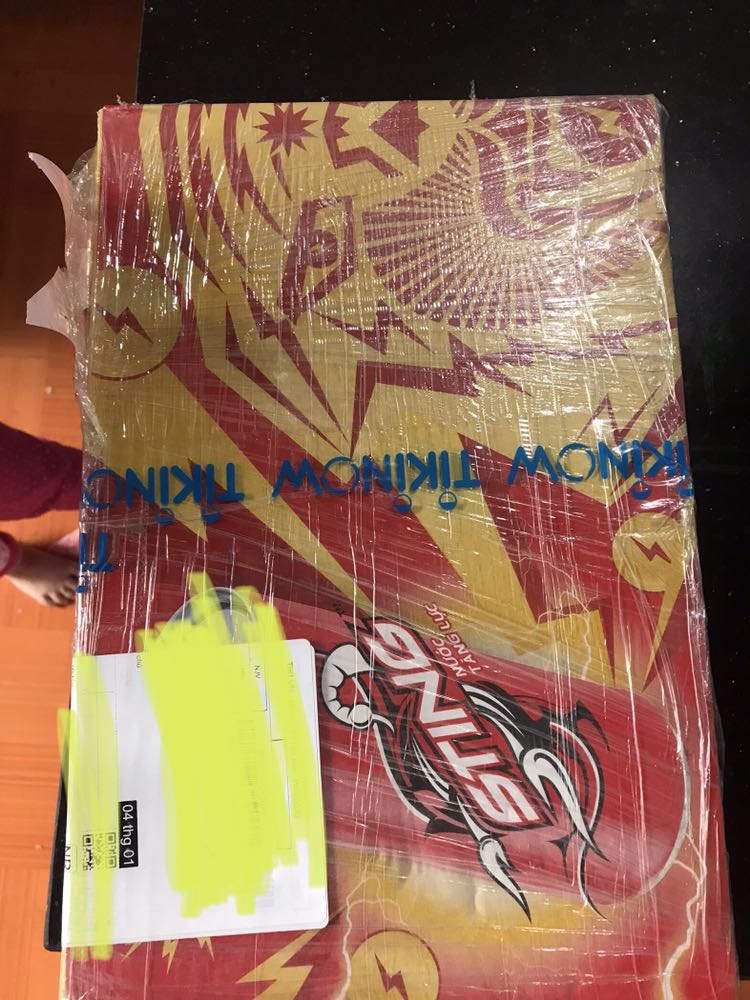 Hàng KM thì đóng gói kỹ lưỡng khỏi chê.Hàng mua thì bọc mỗi cái nilon r dán băng ngang thùng 😂 Nói chung là trải nghiệm đơn đầu rất thích :)