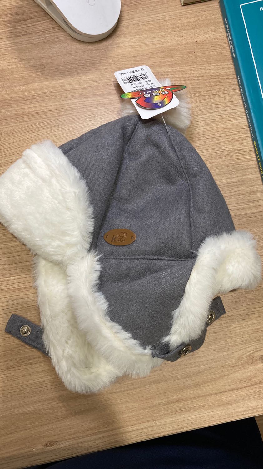 Mình order màu nâu đậm lại giao màu xám?