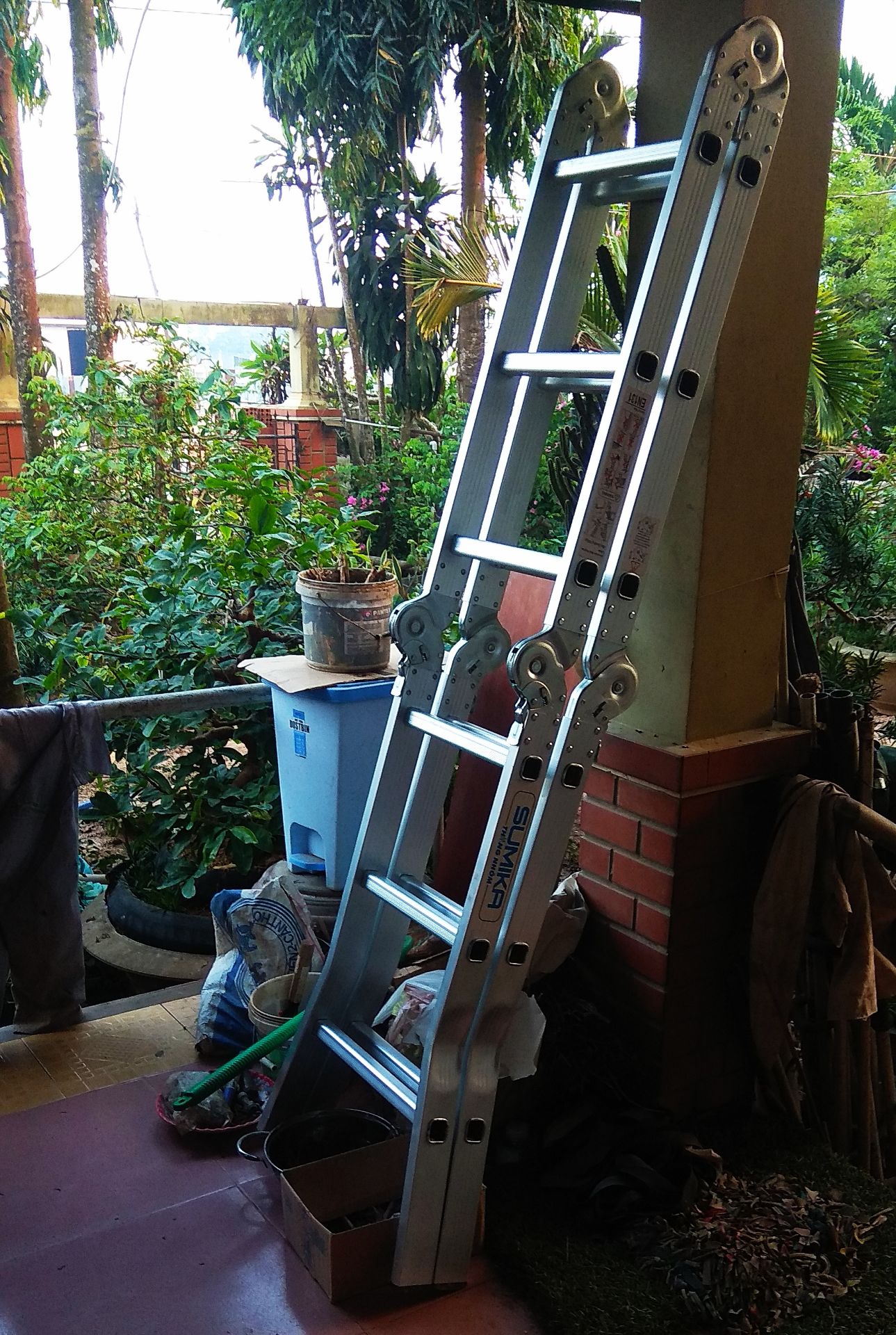 sản phẩm dùng được, xứng tầm tiền. Ước gì thiết kế nơi chân thang rộng ngang thêm 10 -,15cm và đễ cao su to thêm giúp thang đứng vững hơn.