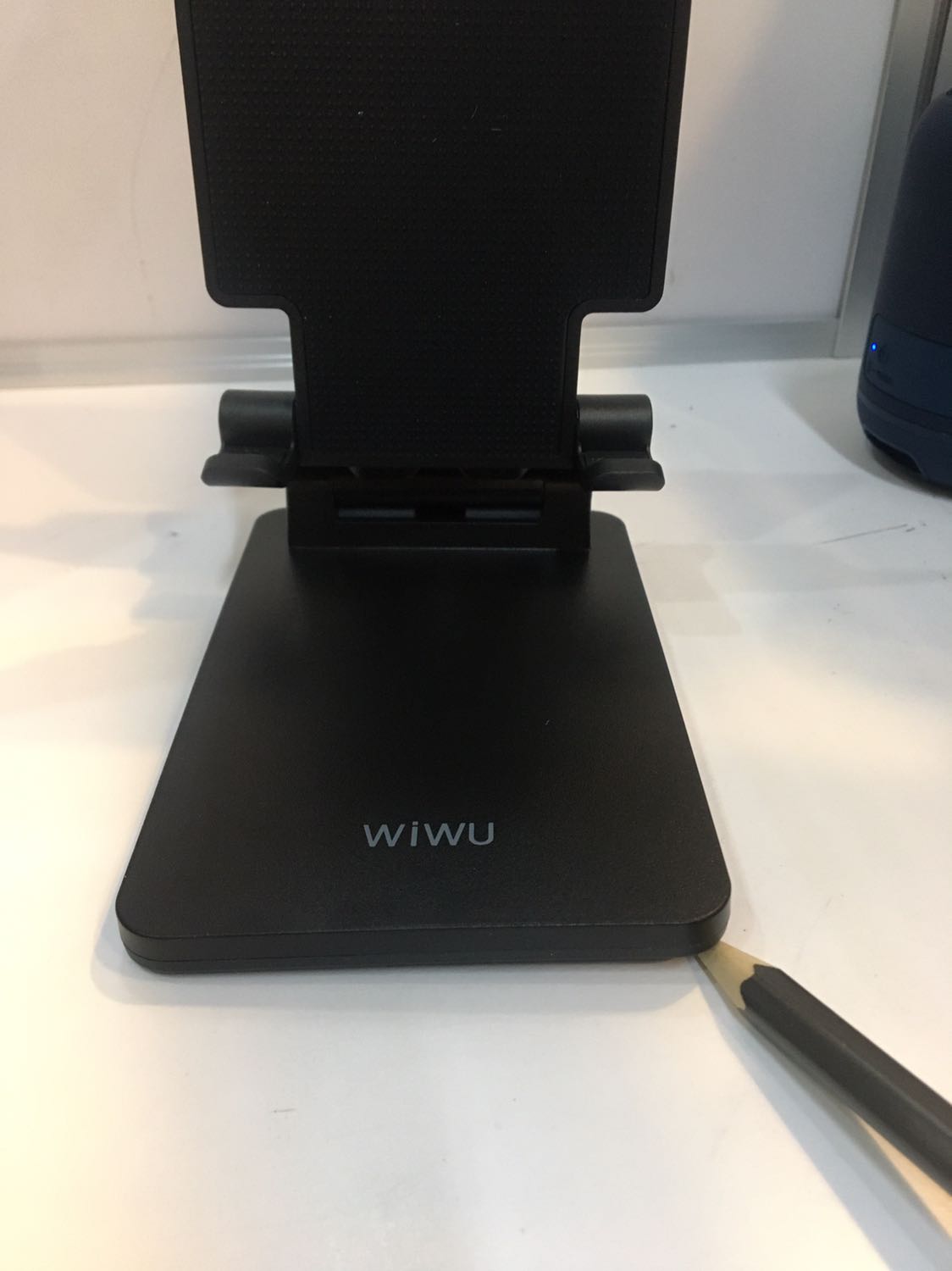 Shop giao 1 món hàng mà bị vênh phần đế lẫn phần mặt tiếp xúc với thiết bị vầy sao chấp nhận được? Các bạn có kiểm tra trước khi giao không?