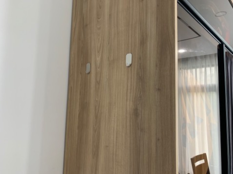 Inox đẹp và sáng, sử dụng miếng dán 3M nên cũng yên tâm. Tuy nhiên lột lớp phim nilong ở mặt trước hơi khó, lột mãi mới bóc ra được.