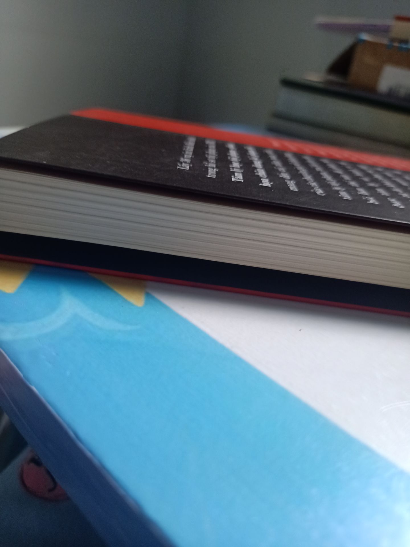 Đúng như tựa sách tập trung nói về " tâm lí học tội phạm, phát họa chân dung kẻ phạm tội ". Khá hay, nhưng không như mình mong đợi. Nhiều vụ án được kể lại khá chi tiết, dễ hiểu. Các vụ án có vẻ sẽ khiến cho nhiều bạn sợ và phải nhíu mày khi đọc. Nhưng với mình nó không đủ đô lắm😅