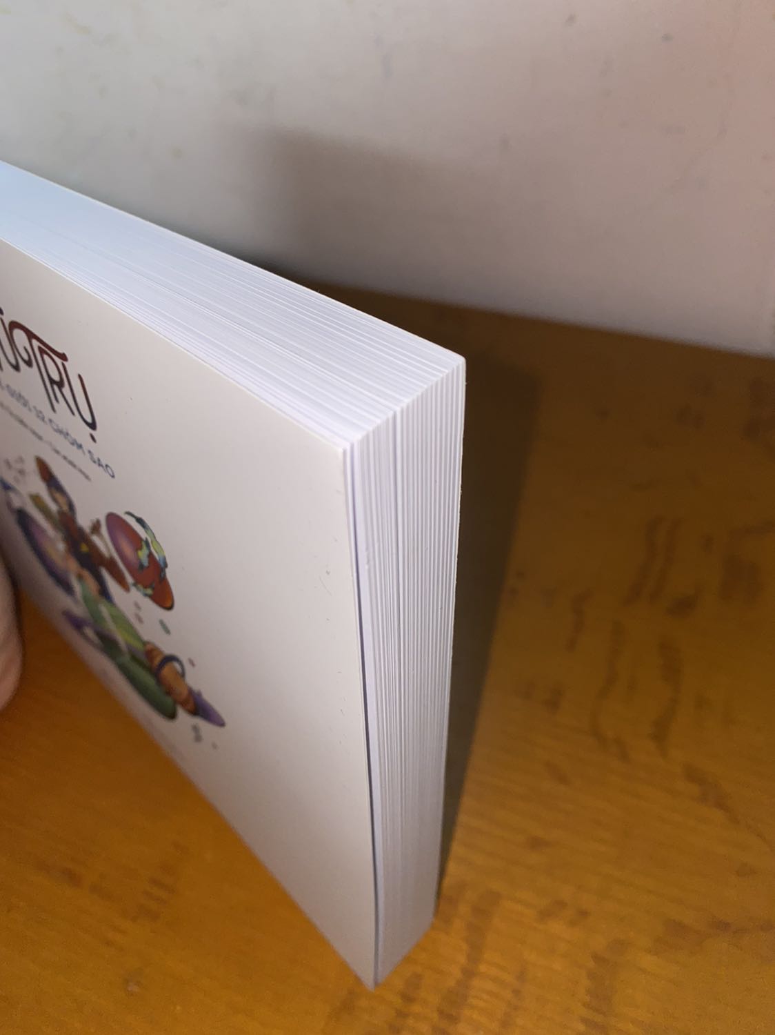 Sách đáng yêu lắm nè. Chất liệu giấy rất tốt để thoả sức dùng các loại màu vẽ. 
Sách có bookcare nên mới cứng lắm.