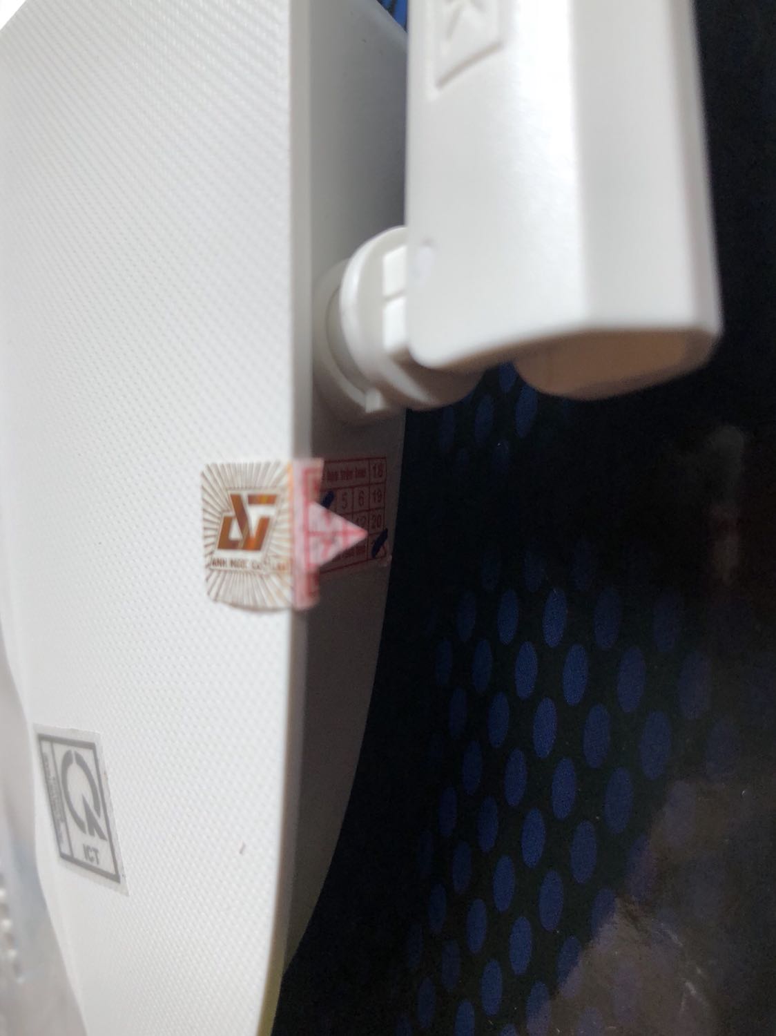 Mới đặt 1 ngày đã nhận trước lễ 30/4 ( ngày 26 đặt, ngày 28 đã nhận ) Tiki bọc kỹ tốt đến nỗi ko trầy gì cả. Kết nối mạng nhanh, tuy nhiên giao diện điều khiển router chỉ hiện đầy đủ khi vào trình duyệt Chrome. Chứ trình duyệt Safari thì ko hiện lên đầy đủ cả. Đèn theo dõi máy chỉ có 1 đèn nên rất khó biết có tín hiệu mạng, đèn cổng Lan thì chuyển về phía sau máy. Máy này ko có sẵn lỗ treo tường. Tuy nhiên Tiki cần báo nhà bán hàng AnNgoc khắc phục cái tem Bảo Hành dán vào chỗ dễ bị bung như hình kèm theo, nên dán chỗ phẳng mới ko bị bung tem rách nữa. Dán thế này thì sao mà bảo hành được. Cảm ơn Tiki đã giao nhanh, rất hài lòng...