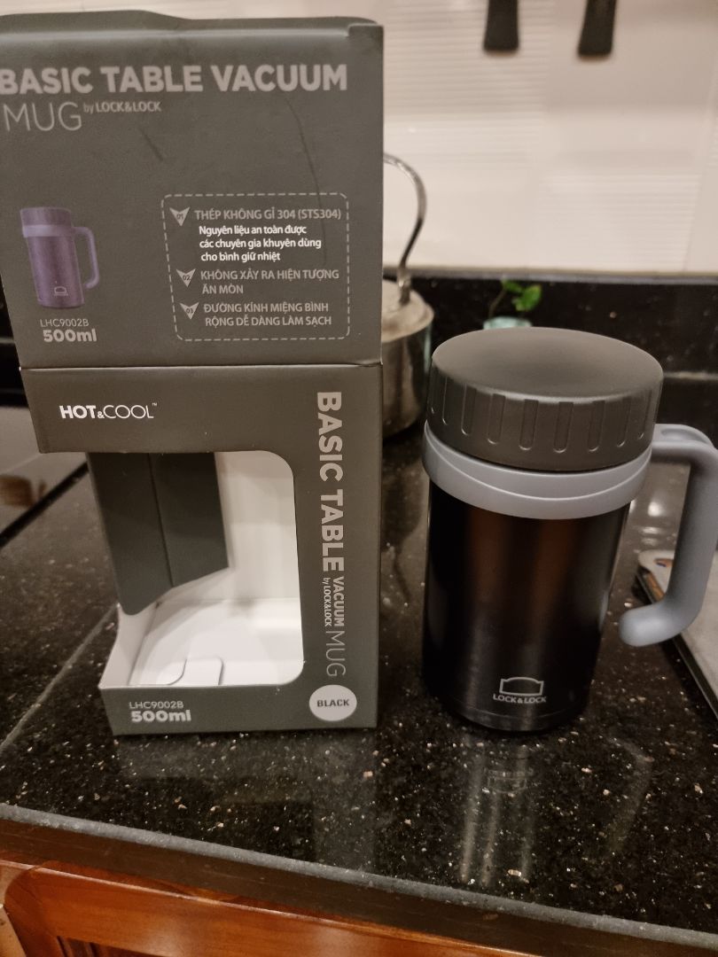 Cốc bị lỗi, không giữ được nhiệt. 
Bỏ viên đá vào, đậy kín mà 15 phút sau đã tan hết
Đổ nước nóng vào thì sờ thân cốc thấy nóng 
*** với bình giữ nhiệt LocknLock và bình zebra mua ở siêu thị thì đá phải gần 12 tiếng mới tan, nước nóng thì không bị rò nhiệt ra vỏ bình
Chất lượng quá kém