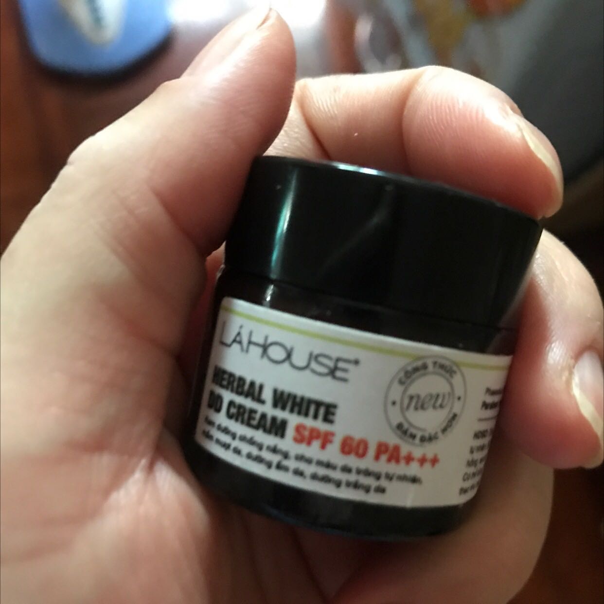 Chất kem mịn, dễ tán, tệp vào da. Đây là lần đầu dùng sp này nên hiệu quả dưỡng da cần thời gian để kiểm chứng