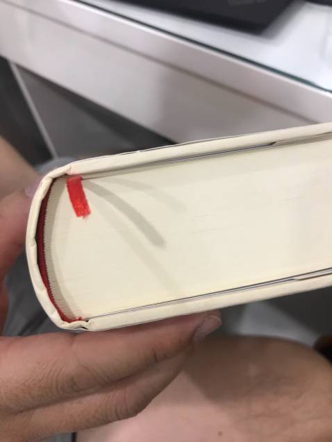 đi công tác nên giờ mới khui hộp sách ra đọc (bảo vệ tòa nhà nhận giúp). Thất vọng toàn tập! sách RẤT DƠ và bìa bị gãy. Mở ra hết muốn đọc luôn