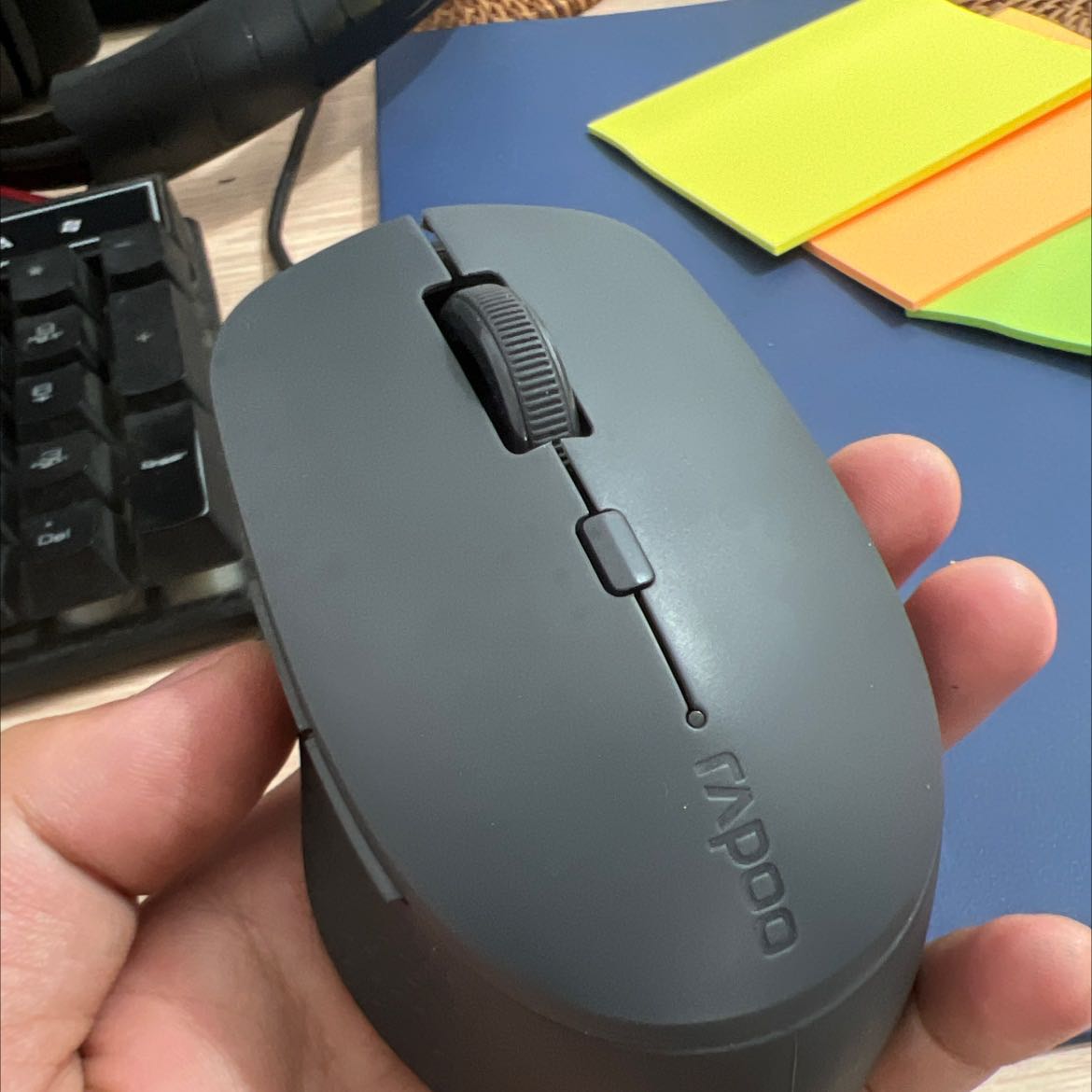 Mình mua chuột ngày 7/4/2022. Cũng gần được 1 tháng trải nghiệm. Mình đánh giá chuột ngoại hình đẹp nhưng độ nhạy không cao. Rất khó để di chuyển chuột chính xác theo phương dọc hay ngang công việc cho designer. Chuột đôi lúc hay bị lag, rê chuột mà ko di chuyển. Con lăn chập chờn. Nếu bạn chỉ mua để sử dụng công việc lướt web xem phim thì oke. Còn mua để chơi game hay làm việc thì khá ức chế.