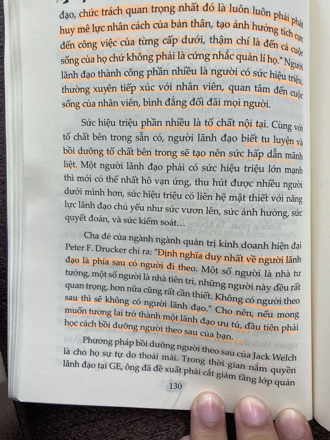 Quyển sách rất hay dành cho những ai đang và sẽ làm người đứng đầu của tổ chức. Sách có lối hành văn và cách phân tích giống quyển Từ tốt đến vĩ đại - Jim Collin, tứ thư lãnh đạo - Hoà Nhân, Nghệ thuật xây dựng và lãnh đạo tập đoàn - Jack Ma