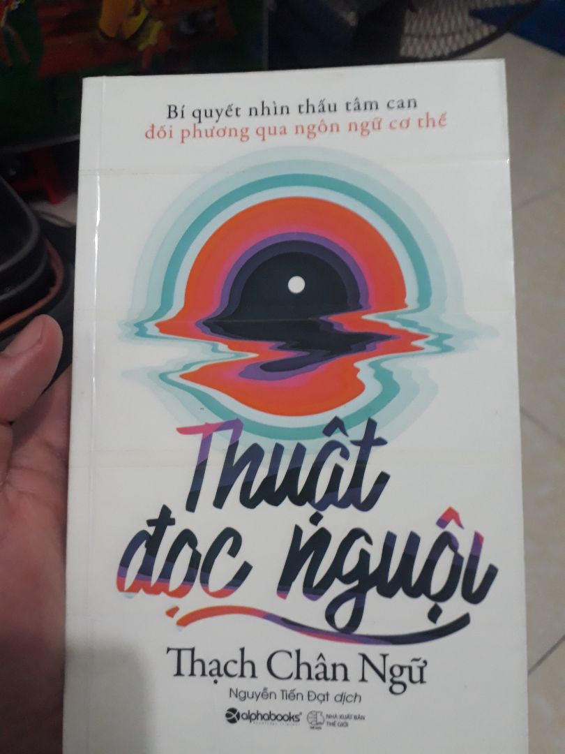 Giá biết cuốn này sớm hơn. mô tả các mẫu câu, mô thức nói chuyện giao tiếp rất hay. Gần giống NLP, đọc và áp dụng rồi, thấy cách nói chuyện lột xác hẳn