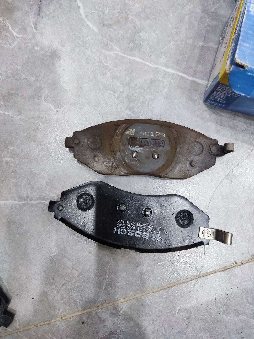 Đầu tiên là thấy hộp hơi cũ , nhưng hàng chuẩn , có cả tem chống hàng giả. Hình dáng hơi khác so với má phanh của xe, nhưng lắp vào vẫn vừa !