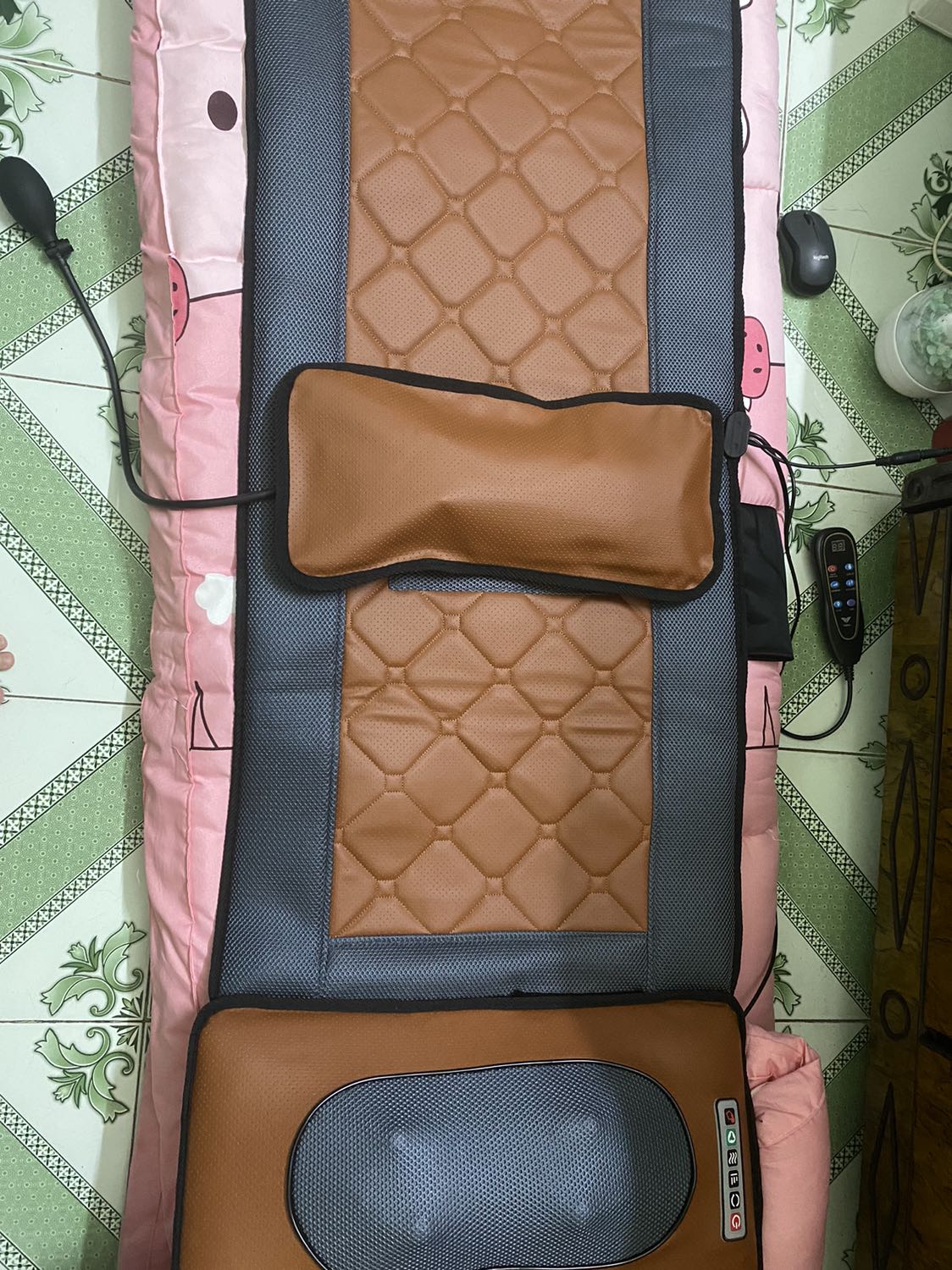 Siêu siêu chất. Nhiều chế độ mát xa, tuỳ chỉnh đc chế độ, vị trí, mạnh nhẹ, độ ấm nữa. Giao diện tiếng Việt dễ sử dụng. Má mình rất thích. Đặc biệt là gối mát xa siêu đã. Giá quá tốt cho một cuộc tình. Shop nhiệt tình, tối khuya mà vẫn hỗ trợ. Về độ bền cần dùng thêm một thời gian, nếu ổn mình sẽ mua thêm sản phẩm.