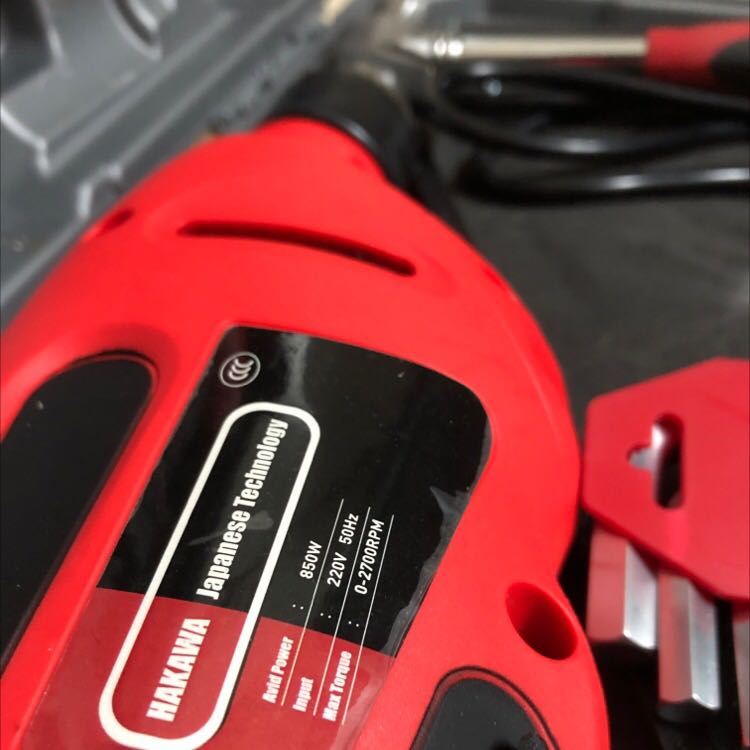 Sau 1 thời gian sử dụng, mình thấy khá là ưng bộ này. Mình mới chuyển nhà, gần như ko có đồ dùng gì để sửa chữa cả. Sắm được bộ này cảm giác như được trang bị full giáp luôn ó. 😆 Hôm nọ mình cũng đã thử sử dụng cái khoan. Khoan được lỗ trên cửa nhôm okay luôn. Nhưng mình ko khoan đc lỗ trên tường, không hiểu vì sao.