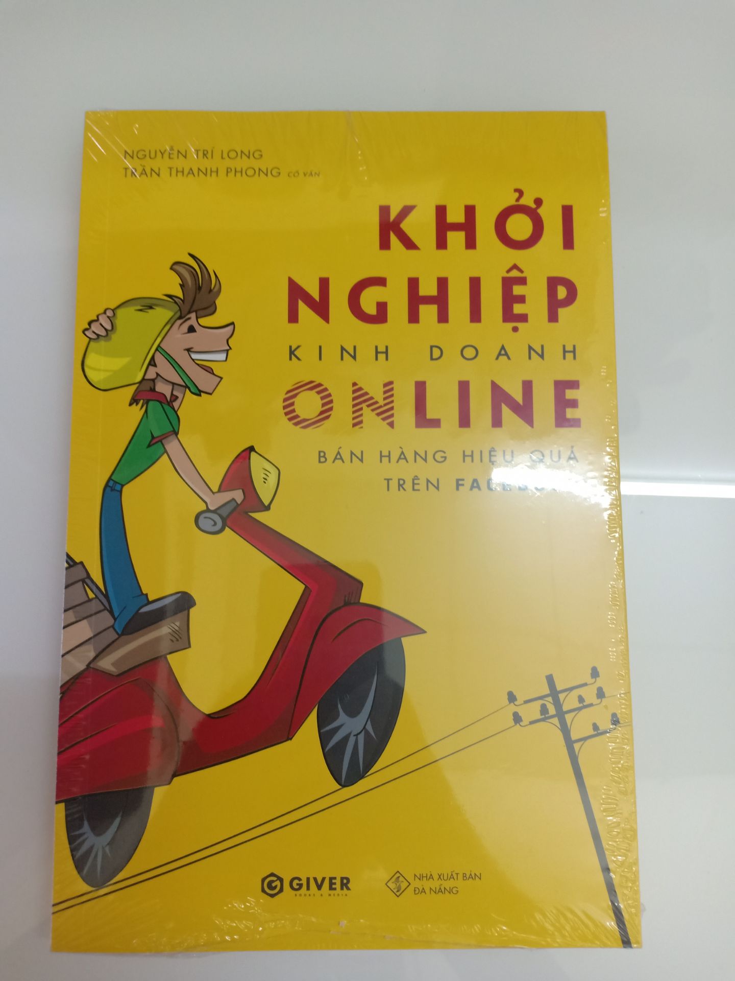 Mình mới đặt sách hôm qua thì hôm sau đã nhận được sách rồi. Công nhận phải nói sách nào mà có sự tham gia của anh Phong cũng chất lượng hết. sách vừa giao nhanh, vừa được bọc bookcare, nội dung thì khỏi chê vào đâu cho được, hướng dẫn chi tiết, rõ ràng... Sách ra đúng thời điểm, dành cho những bạn đang băng khoăn, không biết bắt đầu từ đâu để kinh doanh trong mùa covid hiện nay thì hình thức kinh doanh online là một giải pháp thiết thực. Hình thức này giải quyết được bài toán thuê mặt bằng, cũng như cách tiếp cận khách hàng trong thời đợi 4.0, tối ưu hóa chi phí quảng cáo, cách chốt đơn hàng, chi phí giao hàng, chương trình khuyến mãi... Các bạn nên mua thật nhanh tay để áp dụng ngay vào thực chiến nhé. Ah, mình mua sách còn được tặng voucher nữa chứ.hiihi