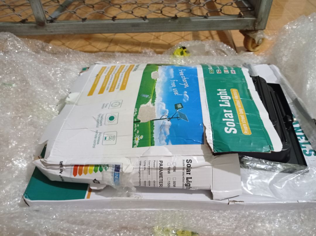 Khâu vận chuyển chưa được tốt, thùng móp hết. sản phẩm dùng rất tốt, sạc đủ điện thắp sáng nguyên đêm.