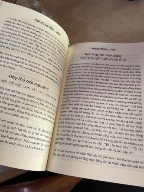 Cuốn sách rất hay ý nghĩa với những tâm hồn nhạy cảm. Hãy đọc nó để bạn hiểu nhiều hơn về chính mình, hành trình đời mình, thông cảm và lắng nghe bản thân hoà hợp với tạo hoá. Nuôi dưỡng nguồn nội lực vốn có từ bên trong, từ đó tỉnh thức tự thân tìm về niềm hạnh phúc nội tại.