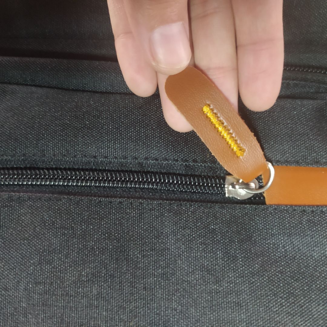 túi đẹp, chắc, chất lượng mà giá vậy thì khuyên mua nha. nhiều ngăn nhỏ khoa học giúp bạn đựng đồ dùng gọn gàng ngăn nắp từng vị trí: ví, chìa khoá xe, mỹ phẩm, sách vở, laptop, bút viết, sách vở, sổ con. cặp này đủ vị trí cho mấy vật dụng trên nha. gói ghém cẩn thận vàg iao hàng nhanh. cảm ơn Tiki và Praza!