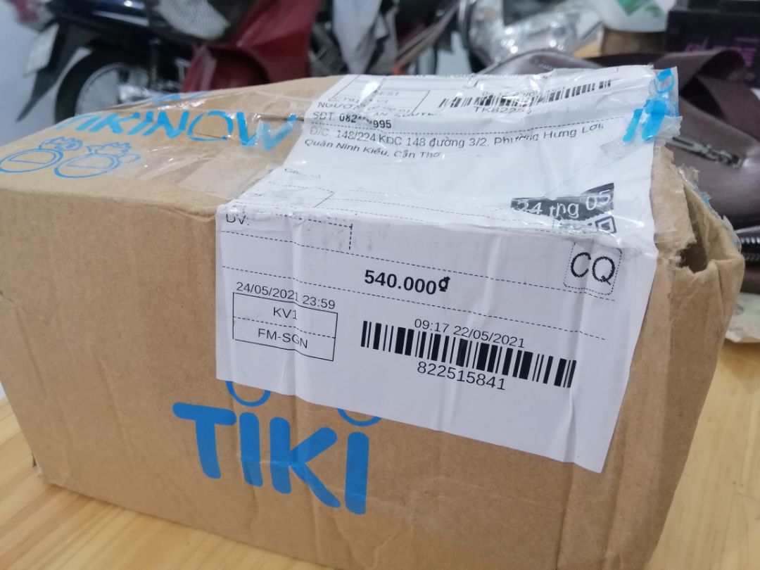 Rất bực bội về cách đóng gói này
Bên trong thì trống rỗng không có xốp chống sốc thì gói cái hộp to làm gì, như vậy náy bên trong càng bị sốc va đập nhiều hơn.
Tiki đóng gói hàng hay là shop đóng gói hàng... cái này đề nghị 2 bên xem lại. Giao một gói hàng 540k của khách mà đóng gói như để một khúc củi bên trong không có giá trị và thẩm mỹ nào cả. vậy giá trị mặt hàng mà shop đang bán và Tiki đang giao liệu rằng có gạt người mua hàng không. Thật khó hiểu cách đóng gói như vậy mà cũng làm ăn được ???