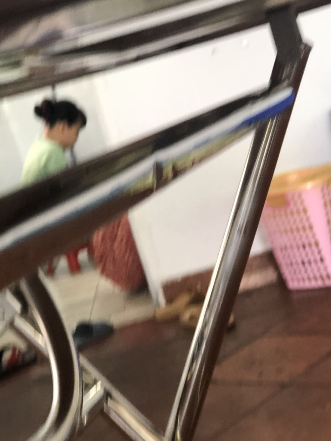 Bàn móp, xước nhiều chỗ, bọc chân bàn là hàng dùng rồi